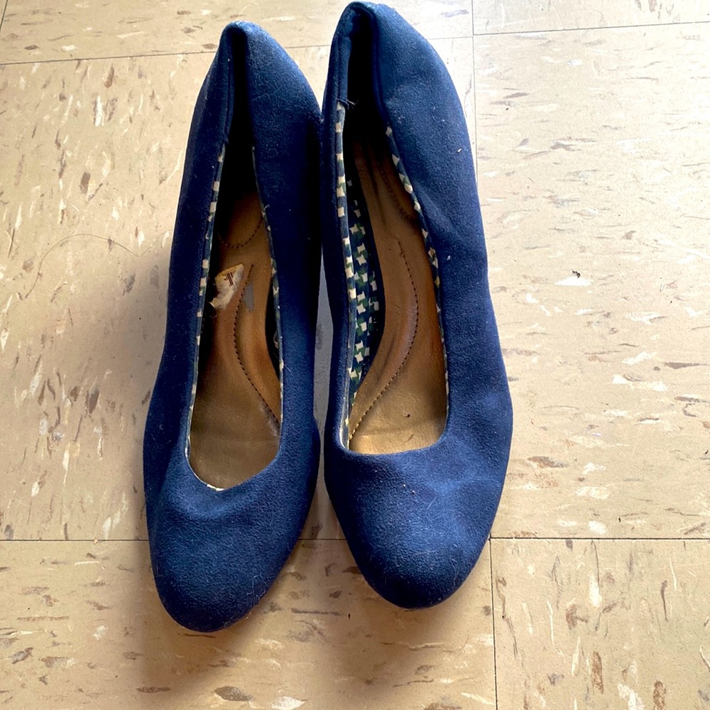 Navy blue pumps